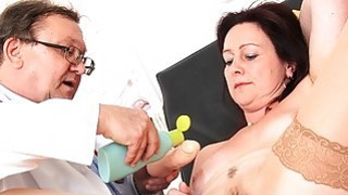 美女傍上了个土豪男友,家中洗澡换衣服时被猛插,说：轻一点,轻一点,好痛啊！